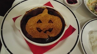 ｽﾀｼﾞｵｽﾀｰｽﾞﾊｯﾋﾟｰﾊﾛｳｨﾝぐつぐつ煮込んだﾁｷﾝﾁｰｽﾞｶﾚｰ.jpg