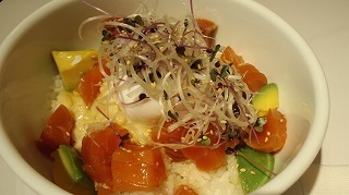 m-ロールマディ サーモンアボガド丼1000.jpg